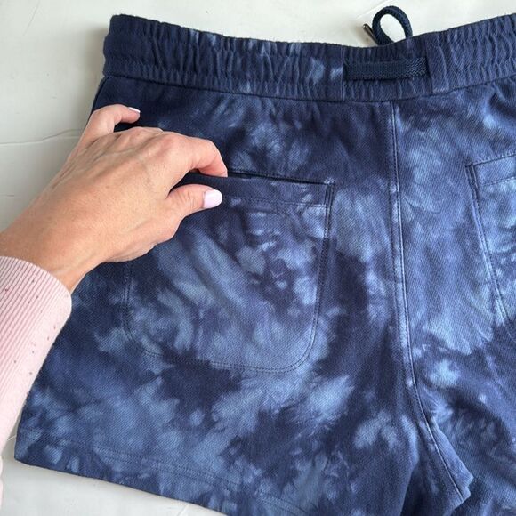 Athleta Women’s Size Medium Farallon Short in Blue Tie Dye Walking Hiking Casual - Picture 9 of 16